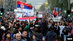  5-апрелде көбүнчө студенттерден турган демонстранттар Сербия парламентинин алдына чыгып, Вучич жекшемби күнкү шайлоону бурмалады деп айыпташты. 