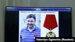 SBU malümatına köre, agentlikniñ reberi Kirill Vışinskiy (fotoda) daa evel Rusiyeniñ «Qırımnıñ qaytarıluvı» adlı medalinen taqdirlengen