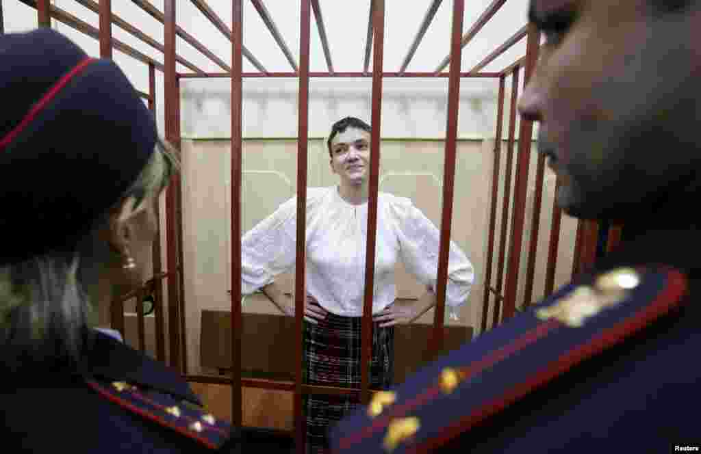 Надія Савченко під час засідання Басманного суду. Москва, 17 квітня 2015 року
