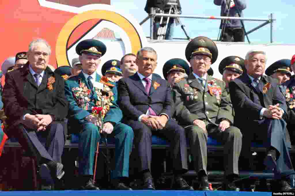 Татарстан түрәләре сугыш ветераннары белән бәйрәм тамашаларын күзәтә