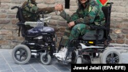 بسیاری از سربازان معلول و خانواده های شهدای اردوی ملی دورهٔ جمهوریت شکایت دارند که معاش و امتیازات شان داده نشده است. 