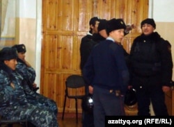 Полицейские на избирательном участке №65. Жанаозен, 15 января 2011 года.