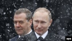 Путин менен Медведев.