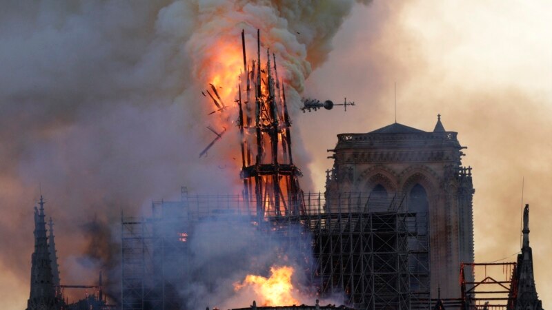 Mediat serbe: Zjarri në Notre Dame ishte “dënim nga Zoti” për flamurin e Kosovës