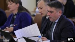 Данаил Кирилов представя предложенията за "независим прокурор" във ВКП на извънредното заседание на кабинета в събота