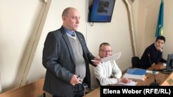 Журналист Олег Гусев (на переднем плане) в суде, где он выступал ответчиком по иску компании «АрселорМиттал Темиртау». Темиртау, 28 января 2019 года.