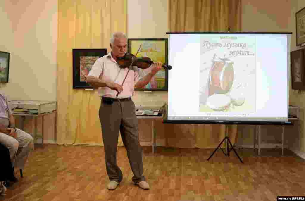 На відкритті виставки заслужений артист Узбекистану та Автономної республіки Крим Дилявер Бекіров виконав на скрипці, виготовленій Люманом Сеїтджеліловим один з улюблених творів майстра &laquo;Наврез&raquo;.