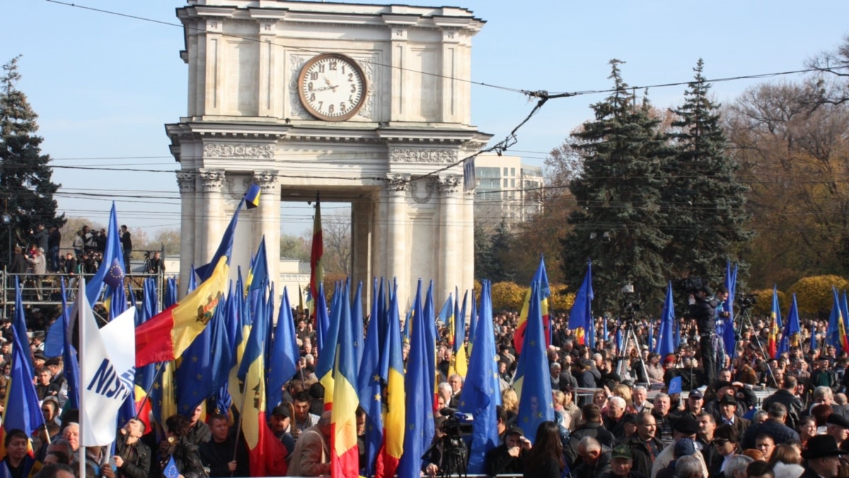 Tens Of Thousands Attend 'Pro-Europe' Rally In Moldovan Capital