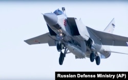 Истребитель МиГ-31 ВКС России с ракетой «Кинжал» взлетает с авиабазы на юге России, 11 марта 2018 года