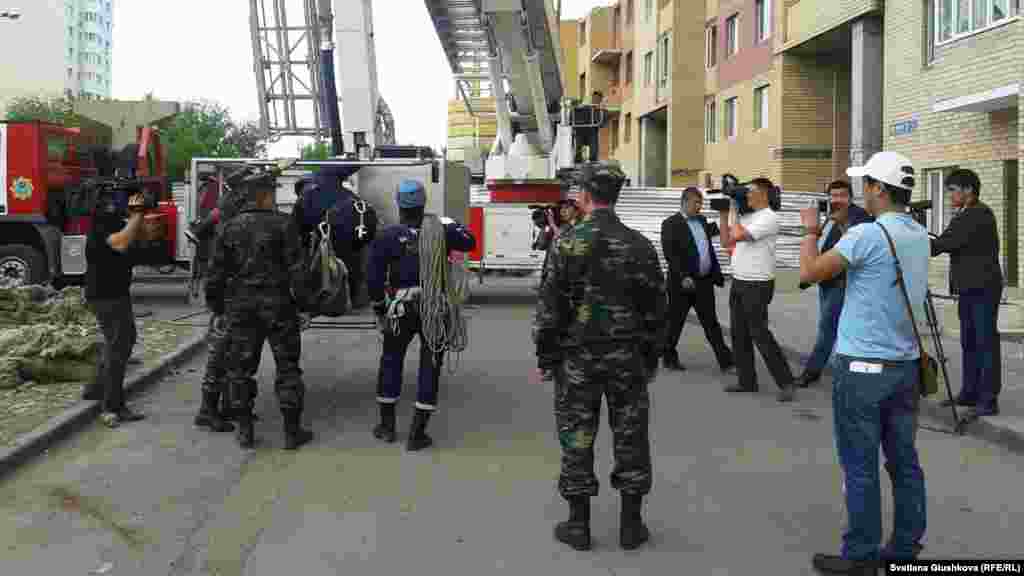 Спасатели ДЧС готовятся спустить на землю Багжан Аязбекову и Гулим Бабакову с высотного строительного крана. Астана, 4 июня 2013 года. 