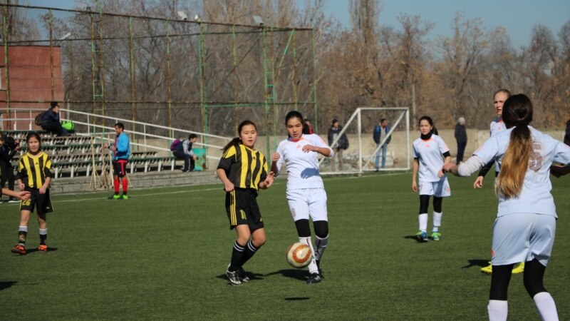 Бишкекте аялдардын футбол турнири өтүп жатат