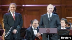 Premierul Vladimir Putin și Valery Gergiev alături la deschiderea Concursului Ceaikovsky în 2011