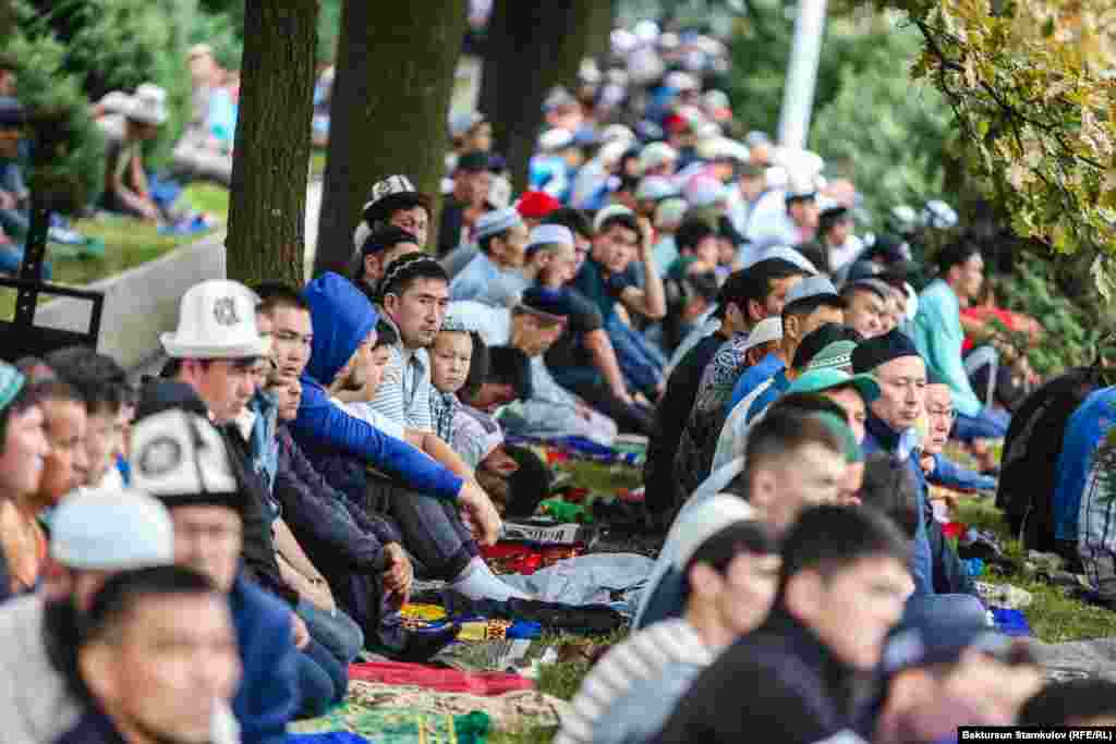 Күбөлөрдүн айтымында, аянтка эл батпай, жол четтеринде да намаз окулду.