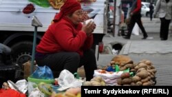 A woman sells her wares ar a market in the Kyrgyz capital, BIshkek. According to analysts, tumbling oil prices and the coronavirus crisis could wreak havoc with Central Asia's fragile economies. (file photo) 