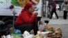 Žena prodaje robu na pijaci u kirgistanskoj prestonici Biškek. Prema analitičarima, pad cena nafte i kriza s korona virusom bi mogli da razore krhke privrede zemalja centralne Azije