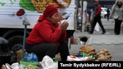 Žena prodaje robu na pijaci u kirgistanskoj prestonici Biškek. Prema analitičarima, pad cena nafte i kriza s korona virusom bi mogli da razore krhke privrede zemalja centralne Azije