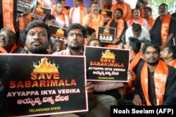 Члены индуистского националистического движения держат плакаты с надписью "Спасите Сабарималу". Ноябрь 2018