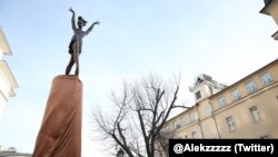 Памятник балерине Майе Плисецкой в Москве