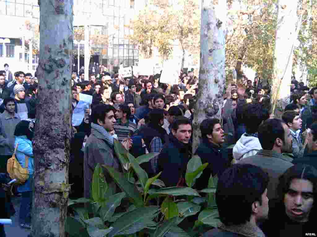 دانشجویان دانشگاه امیرکبیر روز یکشنبه نوزدهم آذرماه در واکنش به وضعیت دانشجویان موسوم به ستاره دار دست به تجمع اعتراض آمیز زدند.