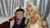 ԱՄՆ - Հյու Հեֆներն իր հարսնացու Քրիսթալ Հարիսի հետ Playboy-ի առանձնատանը տոնում է Նոր տարին, Բևեռլի Հիլզ, Կալիֆորնիա, 31-ը դեկտեմբերի, 2012թ.