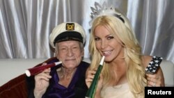 Хью Хефнер, основатель журнала Playboy, со своей невестой моделью Кристал Хэррис. Калифорния, 31 декабря 2012 года. 
