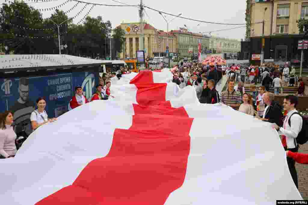 Александр Лукашенко беларустарды Гроднодогу митингде күч кызматкерлеринин &ldquo;каталарын кечирүүгө&rdquo; чакырды. Бул күч кызматкерлери 9-августтагы шайлоодон кийин демонстранттарды сабаган эле.