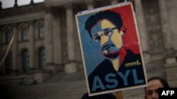 هواداران اسنودن در تظاهراتی در حمایت از او در برلین، پایتخت آلمان