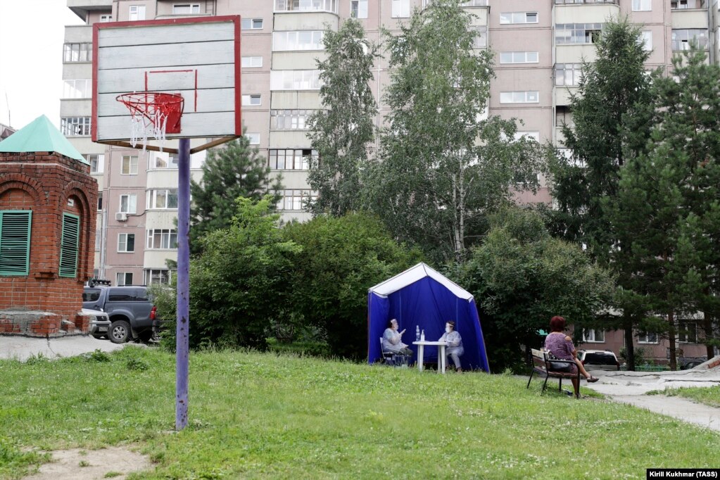 Палатка для голосования в Новосибирске.