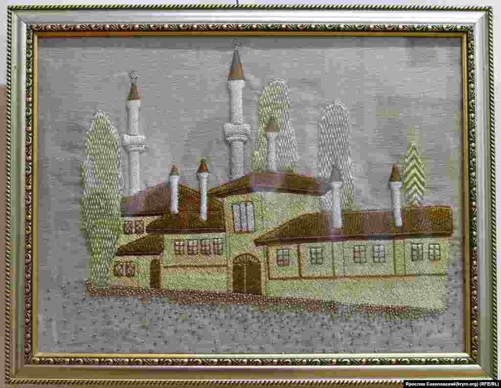 Панно «Бахчисарайский дворец» -- авторская работа вышивальщицы Лейли Муслимовой, классический образец техники «мыклама»