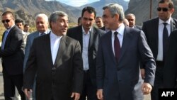 Ermənistan - Ermənistan prezidenti Serzh Sarkisian (sağda) və İranın enerji naziri Majid Namjoo Araz çayı üzərində su-elektrik stansiyasının tikintisi sahəsində. Mehri rayonu, 8 noyabr, 2012