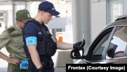 Сотрудник Европейской пограничной службы проверяет водительские документы (иллюстративное фото)