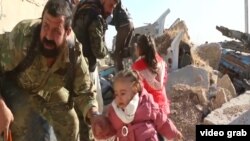 Люди пытаются бежать из Алеппо по мере того, как наступление войск Асада наращивается