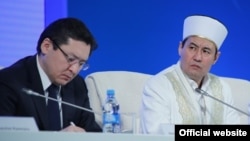 Баглан Майлыбаев (слева), заместитель руководителя администрации президента. Астана, 19 февраля 2015 года.