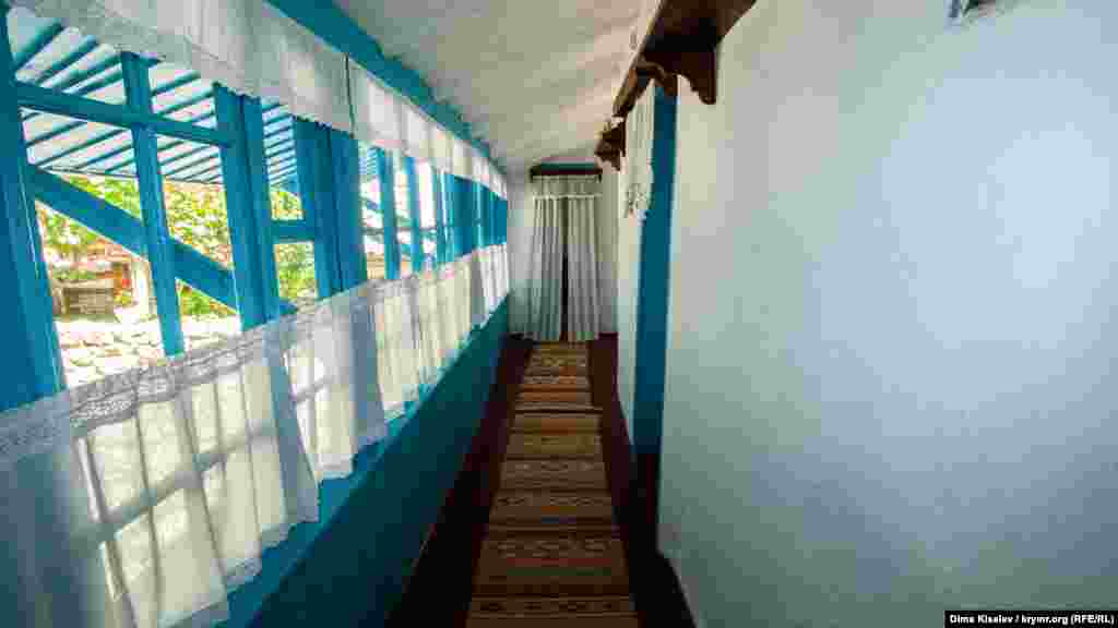 Це коридор, уздовж якого розташовані кімнати. Традиційно будинок кримськотатарської родини складався з трьох кімнат