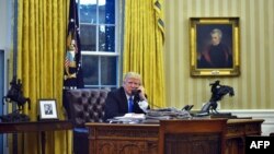 ԱՄՆ նախագահ Դոնալդ Թրամփը խոսում է հեռախոսով, Սպիտակ տուն, Վաշինգտոն, հունվար, 2017թ․