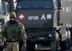 Një ushtar i KFOR-it qëndron pranë një konvoji në afërsi të Leposaviqit. Dhjetor, 2018.