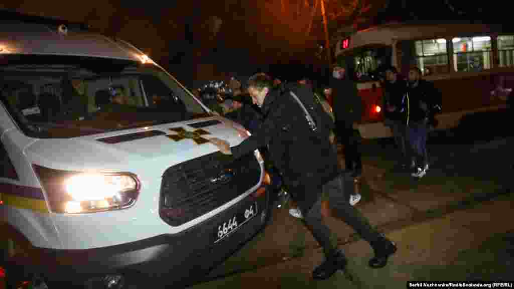 Як заявляє поліція Києва, люди перекрили виїзд службового автотранспорту з території суду