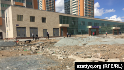 Әкімдік әлеуметтік жағдайы төмен отбасыларға жалға берген үйдің маңайы. Нұр-Сұлтан, 21 мамыр 2020 жыл.