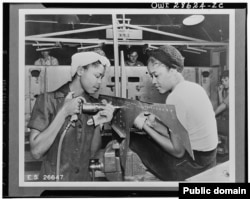 Афроамериканки Люделл Митчелл и Лавада Черри в цеху завода авиастроительной компании Douglas в Эль-Сегундо, Калифорния. 1944. Из коллекции Библиотеки Конгресса США