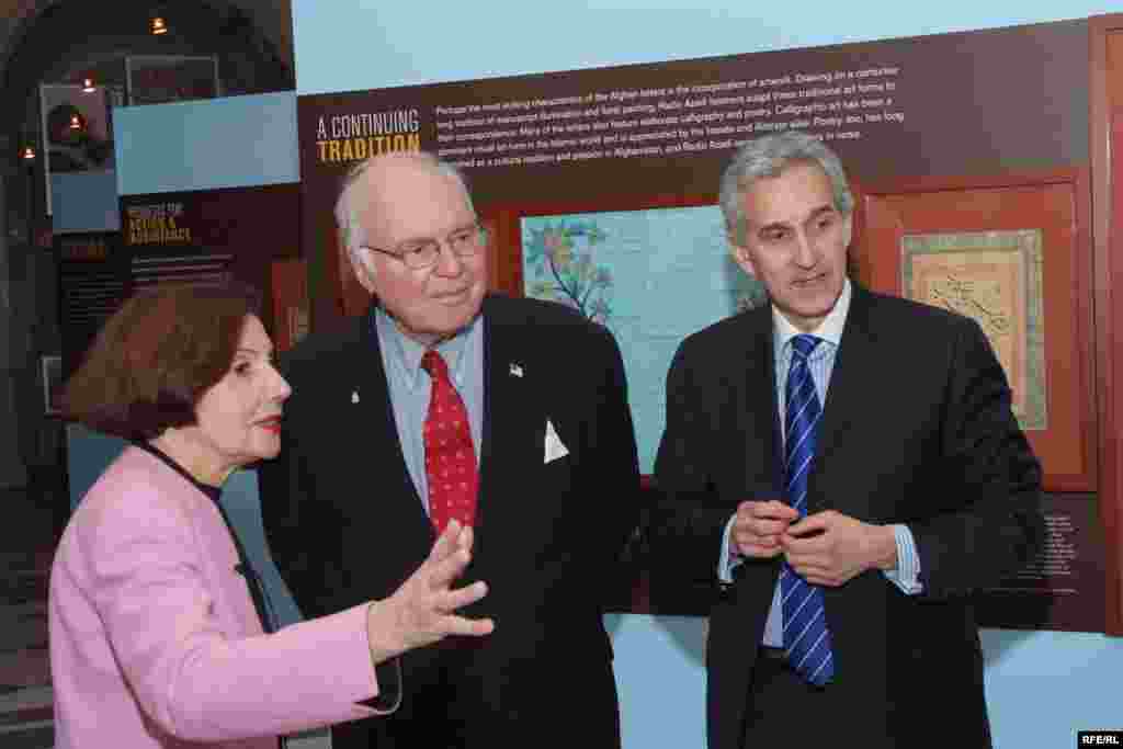 Mary Jane Deeb of the Library of Congress describes the exhibit for Michael Novak and RFE/RL President Jeff Gedmin - (Photo by P. Alunans)