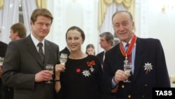 Роландас Паксас наградил Майю Плисецкую и Родиона Щедрина орденами "За заслуги перед Литвой". 2003 год