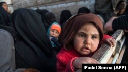 Suriyada İŞİD-dən qaçan qadınlar və uşaqlar