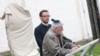 Холокост зұлматының куәгері 83 жастағы Генри Задженвергиер құрбандарды еске алуға арналған жиында сөйлеп тұр. Эстония, Таллинн, 2 маусым 2010 жыл.