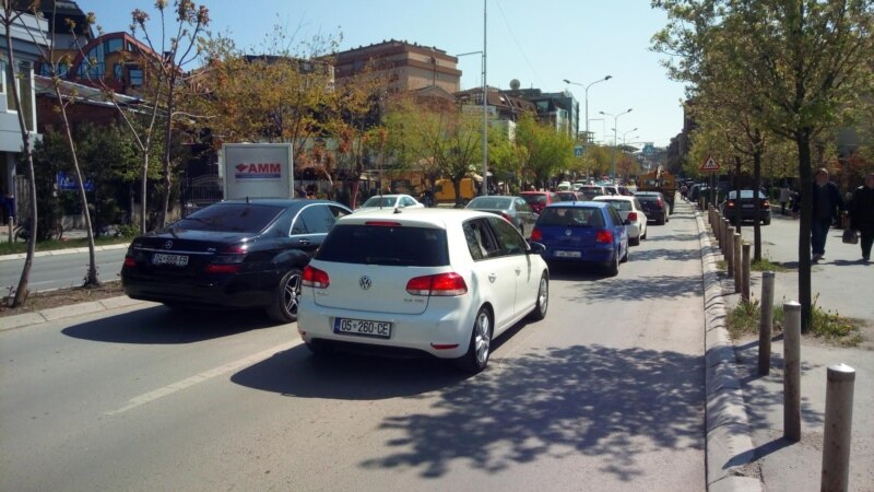 Kosovarët nuk i regjistrojnë veturat për shkak të COVID-19