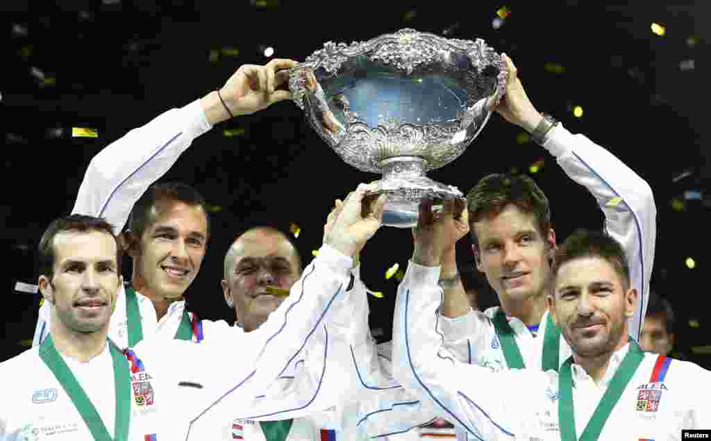 Češki tim sa osvojenim trofejom, 17. novembar 2013. Foto: REUTERS / Marko Đurica 