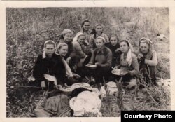 Старшеклассницы Ангренской школы №2 на уборке хлопка, Бейе Ильясова 2-я справа. Узбекистан, вторая половина 1950-х годов