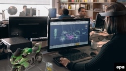 Žena proba Microsoft HoloLens 