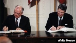 ԽՍՀՄ նախագահ Միխայիլ Գորբաչովը և ԱՄՆ նախագահ Ռոնալդ Ռեյգանը Սպիտակ տանը ստորագրում են փոքր և միջին հեռահարության հրթիռների մասին պայմանագիրը, Վաշինգտոն, 8-ը դեկտեմբերի, 2018թ․