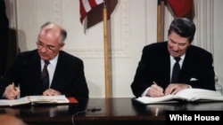 INF müqaviləsini 1987-ci ildə prezidentlər Reagan (sağda) və Gorbachev imzalamışdılar