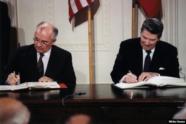 Рональд Рейган и Михаил Горбачев. Подписание Договора РСМД. 8 декабря 1987 года